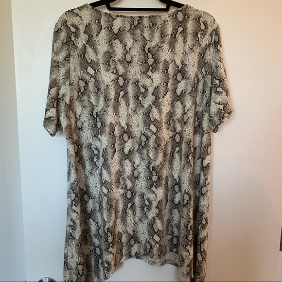 Womens Plus Size Above & Beyond White & Grey Snake Print Tee Blouse 2X - Picture 5 of 11